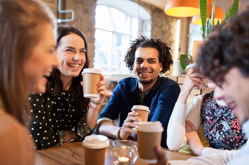 équipe d'Ici Comment Faire partageant un café