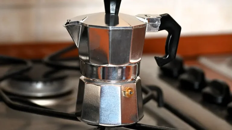 Comment faire du café avec une cafetière italienne : cafetière moka classique en aluminium sur une cuisinière à gaz