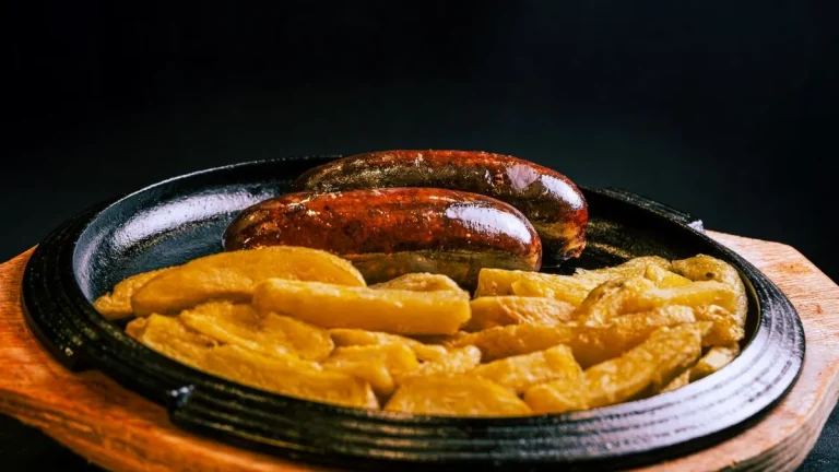 Comment faire cuire des diots de Savoie : diots dorés en poêle avec des pommes de terre