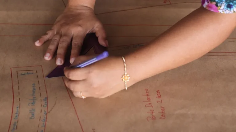 Comment faire des patrons de couture : tracé d'un patron sur papier kraft avec une équerre