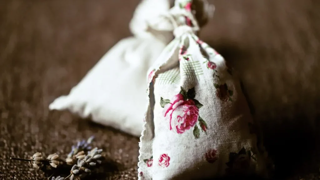 Comment faire des sacs de lavande : sachets en coton fermés en baluchon et fleurs de lavande séchées