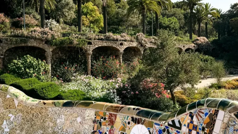 Comment faire de la mosaïque extérieure : banc de jardin recouvert de mosaïque en céramique colorée