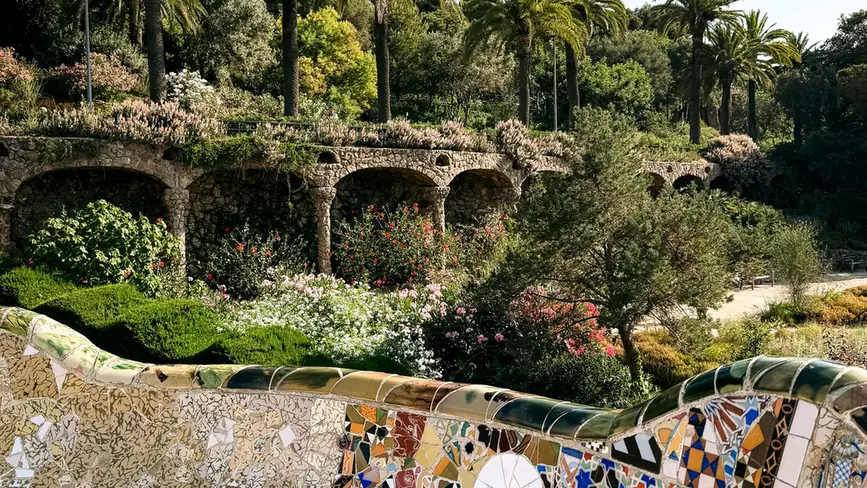Comment faire de la mosaïque extérieure : banc de jardin recouvert de mosaïque en céramique colorée
