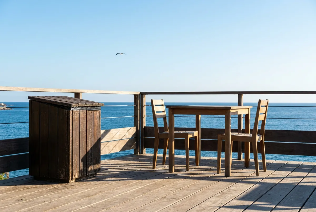 Terrasse propre en bord de mer avec une poubelle fermée par un couvercle et aucune nourriture laissée dehors