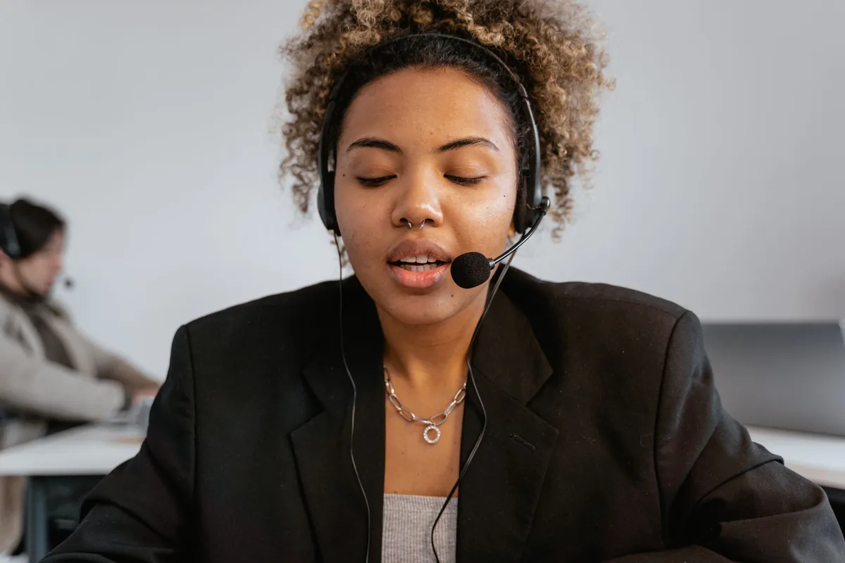 Setter avec un casque téléphonique pendant un appel de qualification de prospect