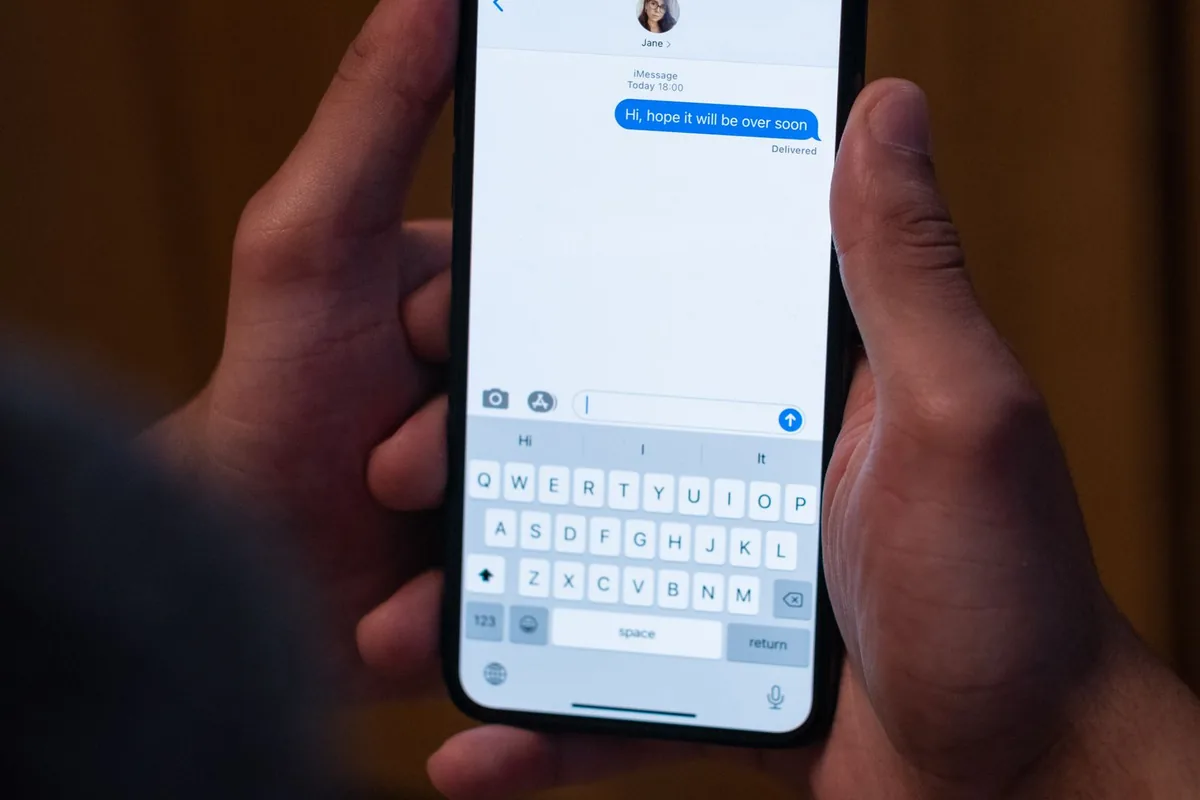Message de prospection tapé sur un smartphone pour faire du setting sur Instagram